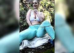 I got lustful during the time that filming a YouTube movie scene, so I stopped to finger myself.