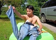 Risky solo play in public: amateur guy shaves his gay ass outdoors