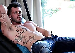 Hunky inked amateur masturbates in close-up for cum