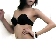 Tranny with pretty face wanks her hairy shecock and cums