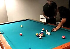 Gordita argentina siendo garchada arriba de una mesa de pool le rompen toda la colita casero
