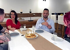 The crazy meeting between Lily and Sabrina ... - Jacquie et Michel TV