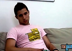 Jiggly jock jizzes on his soles after solo jerkoff sesh