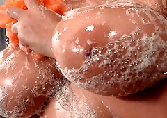 Ashlyn Peaks takes the shower and shows off her big naturals