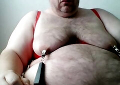 rote Büstenhebe und Gewichte