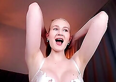 Big Tit blondie panty bulge