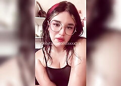 Chica trans habla sucio mientras juega con su culito con un sex toy