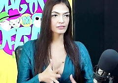 Ele pegou nos peito da ninfeta