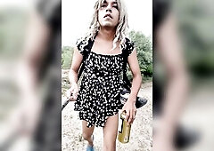 hawt ladyboy camina en publico con minifalda y sandalias muy caliente