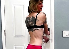 Ria's neighbour Jenna pays her a visit to ask to borrow some laundry detergent, but Ria solely has sufficiently for one load. The talk of handlin