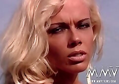Lustful blonde Kelly Trump masturbates on rocks