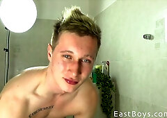 Evan Jonson flexing after flaunting his hot bod