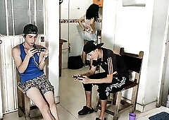 Me Follo A La Novia Zorra De Mi Amigo Mientras El Juega En El Telefono