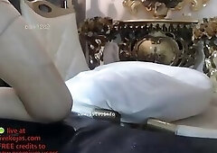 Korean babe shows her sexy body