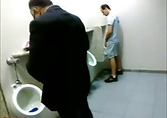 CRUISING PAJA EN EL BAÑO PUBLICO - PUBLIC HIDDEN.mp4