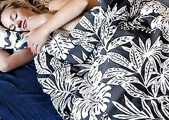 Spouse surprised wife with hard wang in the early morning and made her groaning loud - spunk fountain