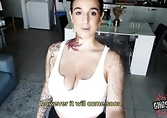 Massaggiatore porco si SCOPA questa TROIA fino a farla SQUIRTARE FORTE