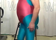 Im hell blauen Catsuit, NS, wichsen und der plug steckt