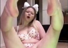 Bunny beauty widens legs wide and implores for greater quantity ?