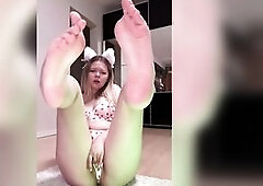 Bunny beauty widens legs wide and implores for greater quantity ?