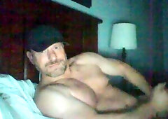 MUSGLE PUMPING AND MASTURBATING DAD