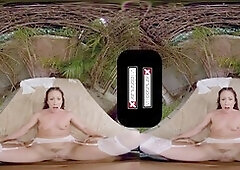 Nasty Arwen, the brunette babe Jennifer White, takes your lollipop for her immortality