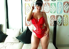 Curvy Buxom Short-haired Brunette MILF Wanna Show You Her Gorgeous Body & Sexy Lingerie