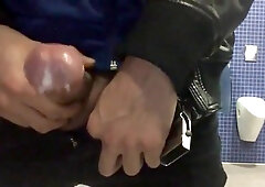 Gozando no mictorio 7