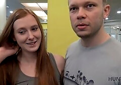 Nettes Mädchen anstatt zu trainieren hat Sex im Fitnessstudio mit einem reichen Jäger