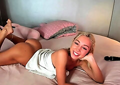 Hot amateur blonde pregnant toying her pussy solo