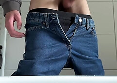 Witness me getting bigger and jizzing with both arms