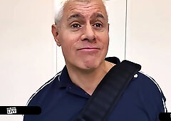 Dean’s Palpitating Dick Fills Khloe Kapri’s Vagina With Cum!