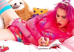 As Dahlia reminisces about her beach experience, that babe goes to city on her aperture , stretching it out with her favourite toy until that babe cum