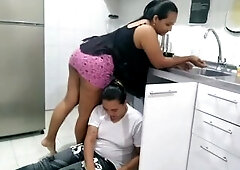 llamo al plomero para revisar la cañería y termina revisando mi coño peludo