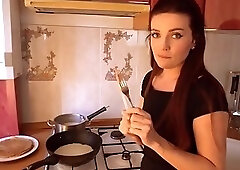 Heißes Luder wird in der Küche hart gefickt