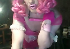 Fifi demonstrates the --Introduce Clitty-- mannerism