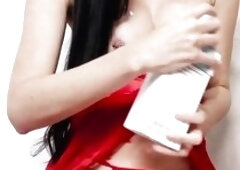 me excita tocarme los pies en casa de mi'miga