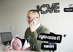 Secretaria colombiana Ashley Sanz consigue un ascenso con su hermoso culo! - Knock Knock Club