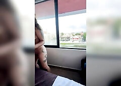 mother I'd like to fuck desnuda en la ventana mientras pasan mirones por la calle