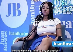 ¡La lalin girl aceitada con HERMOSAS TETAS Kataleya Ross se sube a la máquina vibradora hasta correrse!