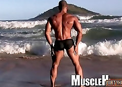 Big dick bodybuilder outdoor with cumshot