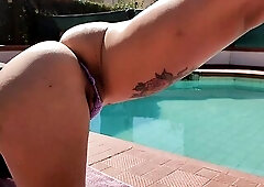 Hago yoga con un juguete en la cunt mientras mi vecinos me ven