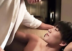 Chin Kou sucks Jin Narumiya’s cock while watching VR