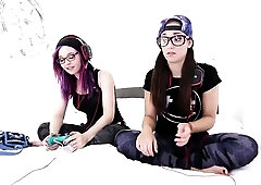 Lezzie BFF - 2 Lesbo Sweethearts Play Fortnite