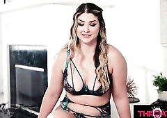 Riley Reign Likes Deepthroating Shlong