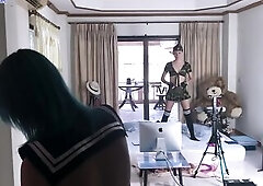 Livecam stars Lisa Fox and Kira Foxxi behind the scenes. Squirt every other