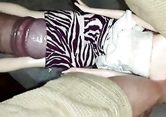 Ejercitando mi polla (por debajo de su falda)