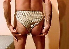 Earl explores and digs deep into the hairy hole