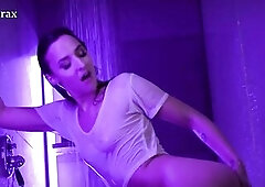 Juicy cunt screwing with biggest sextoy - Amirah Adara