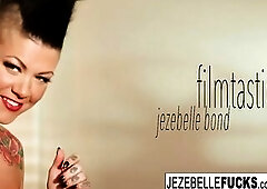 Hawt Jezebelle works her snatch on the daybed